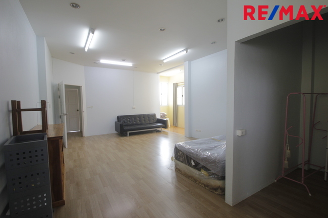 บ้านเดี่ยวพระราม2 บ้านติดน้ำติดทะเลสาบ สารินซิตี้บ้านนภาเหิร 305.3วา หลังบ้านติดน้ำยาว 42เมตร บรรยากาศเป็นส่วนตัวมาก รูปที่ดินถุงเงินถุงทอง พร้อมเรือนรับรอง 2ชั้น บ้านกว้าง สนามหญ้ารอบบ้านขนาดใหญ่ ราคานี้ไม่มีอีกแล้ว