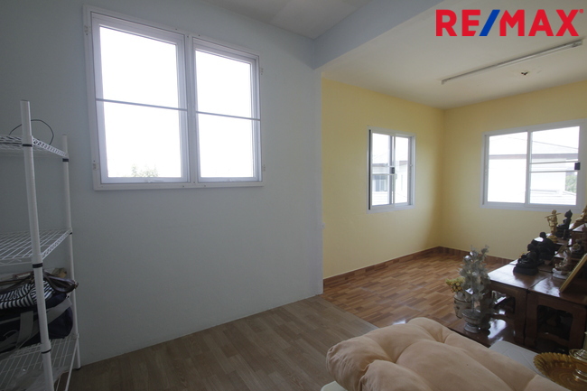 บ้านเดี่ยวพระราม2 บ้านติดน้ำติดทะเลสาบ สารินซิตี้บ้านนภาเหิร 305.3วา หลังบ้านติดน้ำยาว 42เมตร บรรยากาศเป็นส่วนตัวมาก รูปที่ดินถุงเงินถุงทอง พร้อมเรือนรับรอง 2ชั้น บ้านกว้าง สนามหญ้ารอบบ้านขนาดใหญ่ ราคานี้ไม่มีอีกแล้ว