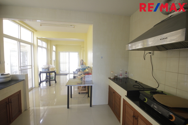 บ้านเดี่ยวพระราม2 บ้านติดน้ำติดทะเลสาบ สารินซิตี้บ้านนภาเหิร 305.3วา หลังบ้านติดน้ำยาว 42เมตร บรรยากาศเป็นส่วนตัวมาก รูปที่ดินถุงเงินถุงทอง พร้อมเรือนรับรอง 2ชั้น บ้านกว้าง สนามหญ้ารอบบ้านขนาดใหญ่ ราคานี้ไม่มีอีกแล้ว