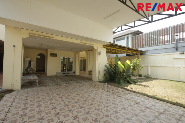 บ้านเดี่ยวพระราม2 บ้านติดน้ำติดทะเลสาบ สารินซิตี้บ้านนภาเหิร 305.3วา หลังบ้านติดน้ำยาว 42เมตร บรรยากาศเป็นส่วนตัวมาก รูปที่ดินถุงเงินถุงทอง พร้อมเรือนรับรอง 2ชั้น บ้านกว้าง สนามหญ้ารอบบ้านขนาดใหญ่ ราคานี้ไม่มีอีกแล้ว