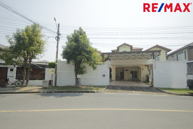 บ้านเดี่ยวพระราม2 บ้านติดน้ำติดทะเลสาบ สารินซิตี้บ้านนภาเหิร 305.3วา หลังบ้านติดน้ำยาว 42เมตร บรรยากาศเป็นส่วนตัวมาก รูปที่ดินถุงเงินถุงทอง พร้อมเรือนรับรอง 2ชั้น บ้านกว้าง สนามหญ้ารอบบ้านขนาดใหญ่ ราคานี้ไม่มีอีกแล้ว