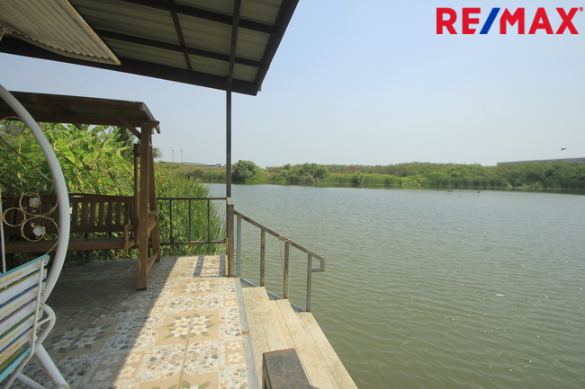 บ้านเดี่ยวพระราม2 บ้านติดน้ำติดทะเลสาบ สารินซิตี้บ้านนภาเหิร 305.3วา หลังบ้านติดน้ำยาว 42เมตร บรรยากาศเป็นส่วนตัวมาก รูปที่ดินถุงเงินถุงทอง พร้อมเรือนรับรอง 2ชั้น บ้านกว้าง สนามหญ้ารอบบ้านขนาดใหญ่ ราคานี้ไม่มีอีกแล้ว