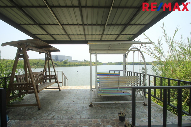 บ้านเดี่ยวพระราม2 บ้านติดน้ำติดทะเลสาบ สารินซิตี้บ้านนภาเหิร 305.3วา หลังบ้านติดน้ำยาว 42เมตร บรรยากาศเป็นส่วนตัวมาก รูปที่ดินถุงเงินถุงทอง พร้อมเรือนรับรอง 2ชั้น บ้านกว้าง สนามหญ้ารอบบ้านขนาดใหญ่ ราคานี้ไม่มีอีกแล้ว