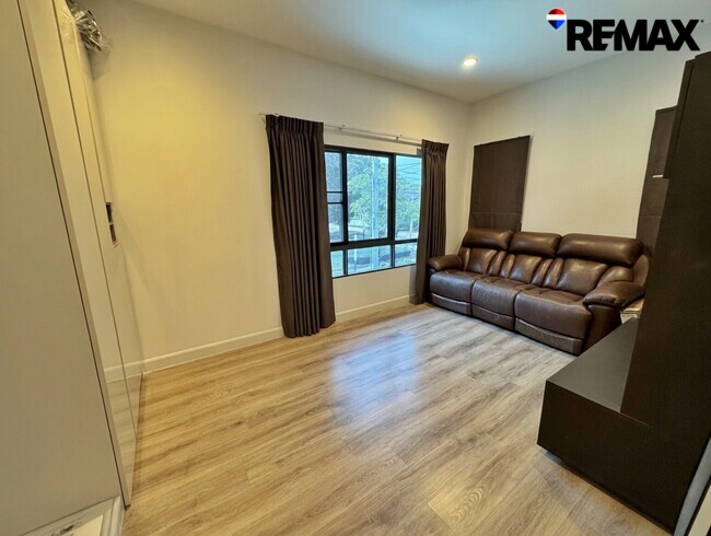 ขายขาดทุนกว่าล้าน! บ้านเดี่ยVenue Flow แจ้งวัฒนะ หลังใหญ่ 73 ตร.ว. ตำแหน่ง Rare Item วิวสวนส่วนกลางหน้าบ้าน (ไม่ชนใคร) 5 นอน สภาพใหม่พร้อมอยู่