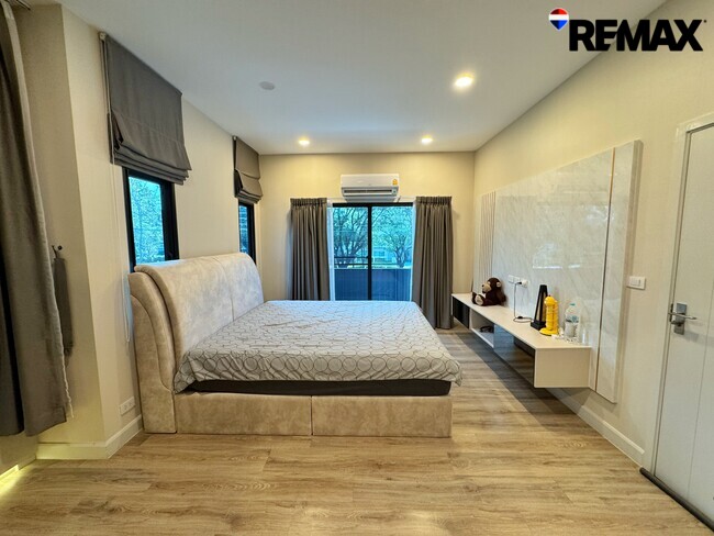 ขายขาดทุนกว่าล้าน! บ้านเดี่ยVenue Flow แจ้งวัฒนะ หลังใหญ่ 73 ตร.ว. ตำแหน่ง Rare Item วิวสวนส่วนกลางหน้าบ้าน (ไม่ชนใคร) 5 นอน สภาพใหม่พร้อมอยู่