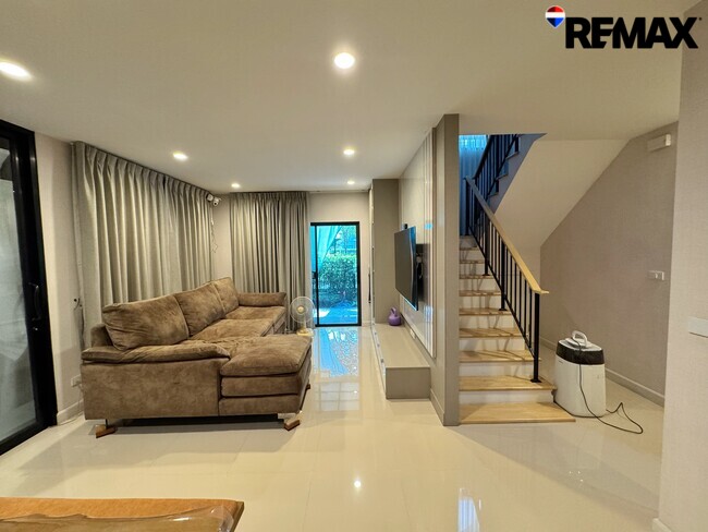 ขายขาดทุนกว่าล้าน! บ้านเดี่ยVenue Flow แจ้งวัฒนะ หลังใหญ่ 73 ตร.ว. ตำแหน่ง Rare Item วิวสวนส่วนกลางหน้าบ้าน (ไม่ชนใคร) 5 นอน สภาพใหม่พร้อมอยู่