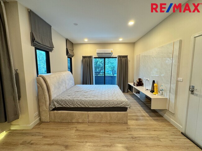 ขายขาดทุนกว่าล้าน! บ้านเดี่ยVenue Flow แจ้งวัฒนะ หลังใหญ่ 73 ตร.ว. ตำแหน่ง Rare Item วิวสวนส่วนกลางหน้าบ้าน (ไม่ชนใคร) 5 นอน สภาพใหม่พร้อมอยู่