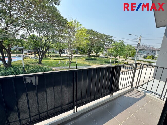 ขายขาดทุนกว่าล้าน! บ้านเดี่ยVenue Flow แจ้งวัฒนะ หลังใหญ่ 73 ตร.ว. ตำแหน่ง Rare Item วิวสวนส่วนกลางหน้าบ้าน (ไม่ชนใคร) 5 นอน สภาพใหม่พร้อมอยู่