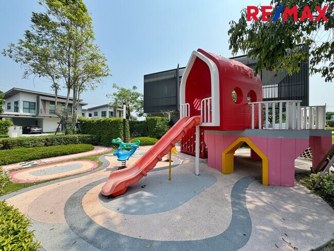 ขายขาดทุนกว่าล้าน! บ้านเดี่ยVenue Flow แจ้งวัฒนะ หลังใหญ่ 73 ตร.ว. ตำแหน่ง Rare Item วิวสวนส่วนกลางหน้าบ้าน (ไม่ชนใคร) 5 นอน สภาพใหม่พร้อมอยู่