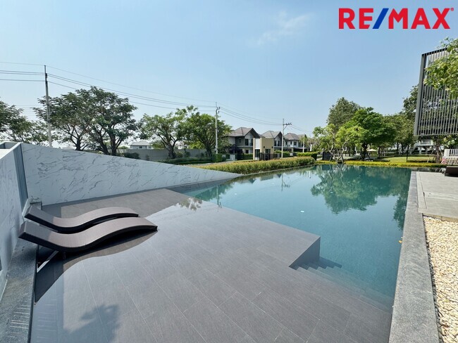 ขายขาดทุนกว่าล้าน! บ้านเดี่ยVenue Flow แจ้งวัฒนะ หลังใหญ่ 73 ตร.ว. ตำแหน่ง Rare Item วิวสวนส่วนกลางหน้าบ้าน (ไม่ชนใคร) 5 นอน สภาพใหม่พร้อมอยู่