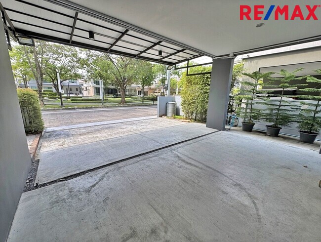 ขายขาดทุนกว่าล้าน! บ้านเดี่ยVenue Flow แจ้งวัฒนะ หลังใหญ่ 73 ตร.ว. ตำแหน่ง Rare Item วิวสวนส่วนกลางหน้าบ้าน (ไม่ชนใคร) 5 นอน สภาพใหม่พร้อมอยู่