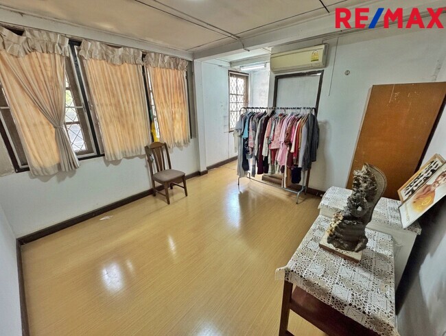 ขายที่ดินพร้อมบ้านเดี่ยว โชคชัย 4 ซอย 25 ขนาด 97 ตร.ว. หน้ากว้าง 20 เมตร ทรงสวยที่สุดในย่าน! ใกล้รถไฟฟ้าสายสีเหลือง 1.5 กม. — เหมาะสร้างบ้านหรูหรือรีโนเวท