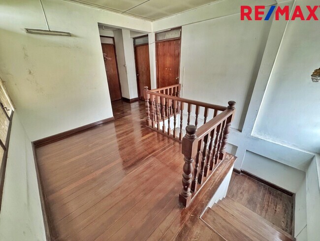 ขายที่ดินพร้อมบ้านเดี่ยว โชคชัย 4 ซอย 25 ขนาด 97 ตร.ว. หน้ากว้าง 20 เมตร ทรงสวยที่สุดในย่าน! ใกล้รถไฟฟ้าสายสีเหลือง 1.5 กม. — เหมาะสร้างบ้านหรูหรือรีโนเวท