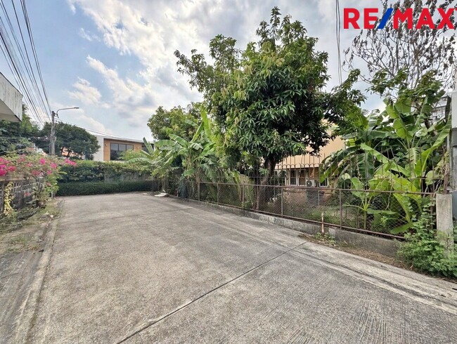 ขายที่ดินพร้อมบ้านเดี่ยว โชคชัย 4 ซอย 25 ขนาด 97 ตร.ว. หน้ากว้าง 20 เมตร ทรงสวยที่สุดในย่าน! ใกล้รถไฟฟ้าสายสีเหลือง 1.5 กม. — เหมาะสร้างบ้านหรูหรือรีโนเวท