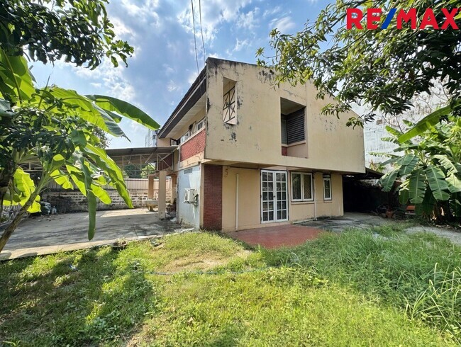 ขายที่ดินพร้อมบ้านเดี่ยว โชคชัย 4 ซอย 25 ขนาด 97 ตร.ว. หน้ากว้าง 20 เมตร ทรงสวยที่สุดในย่าน! ใกล้รถไฟฟ้าสายสีเหลือง 1.5 กม. — เหมาะสร้างบ้านหรูหรือรีโนเวท