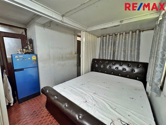 ขายที่ดินพร้อมบ้านเดี่ยว โชคชัย 4 ซอย 25 ขนาด 97 ตร.ว. หน้ากว้าง 20 เมตร ทรงสวยที่สุดในย่าน! ใกล้รถไฟฟ้าสายสีเหลือง 1.5 กม. — เหมาะสร้างบ้านหรูหรือรีโนเวท