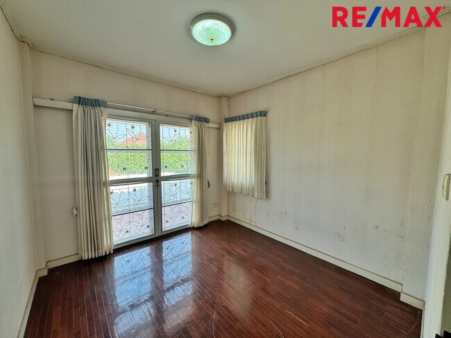 ขายบ้านเดี่ยว บางบัวทอง หมู่บ้าน ศิริวรรณ ชวนชม 66 ตร.ว. หลังริม ถนนเมน บางกรวย ไทรน้อย ใกล้รถไฟฟ้าสายสีม่วง ราคาถูกที่สุดในโครงการ!