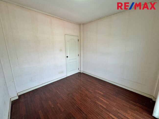 ขายบ้านเดี่ยว บางบัวทอง หมู่บ้าน ศิริวรรณ ชวนชม 66 ตร.ว. หลังริม ถนนเมน บางกรวย ไทรน้อย ใกล้รถไฟฟ้าสายสีม่วง ราคาถูกที่สุดในโครงการ!