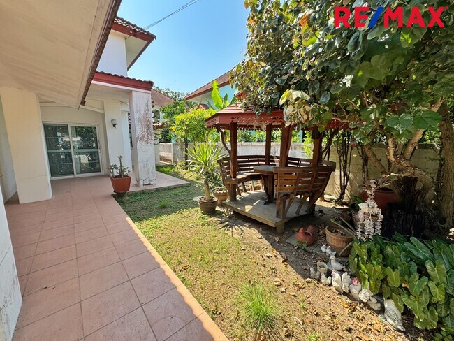 ขายบ้านเดี่ยว บางบัวทอง หมู่บ้าน ศิริวรรณ ชวนชม 66 ตร.ว. หลังริม ถนนเมน บางกรวย ไทรน้อย ใกล้รถไฟฟ้าสายสีม่วง ราคาถูกที่สุดในโครงการ!