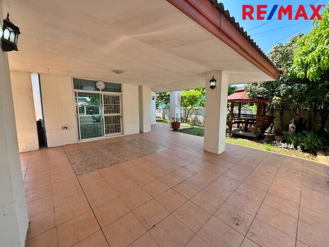 ขายบ้านเดี่ยว บางบัวทอง หมู่บ้าน ศิริวรรณ ชวนชม 66 ตร.ว. หลังริม ถนนเมน บางกรวย ไทรน้อย ใกล้รถไฟฟ้าสายสีม่วง ราคาถูกที่สุดในโครงการ!