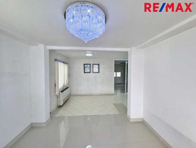 ขายบ้านเดี่ยว บางบัวทอง หมู่บ้าน ศิริวรรณ ชวนชม 66 ตร.ว. หลังริม ถนนเมน บางกรวย ไทรน้อย ใกล้รถไฟฟ้าสายสีม่วง ราคาถูกที่สุดในโครงการ!