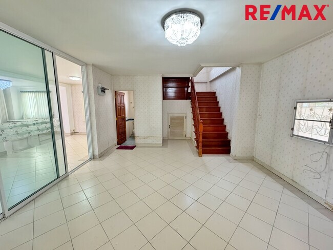 ขายบ้านเดี่ยว บางบัวทอง หมู่บ้าน ศิริวรรณ ชวนชม 66 ตร.ว. หลังริม ถนนเมน บางกรวย ไทรน้อย ใกล้รถไฟฟ้าสายสีม่วง ราคาถูกที่สุดในโครงการ!