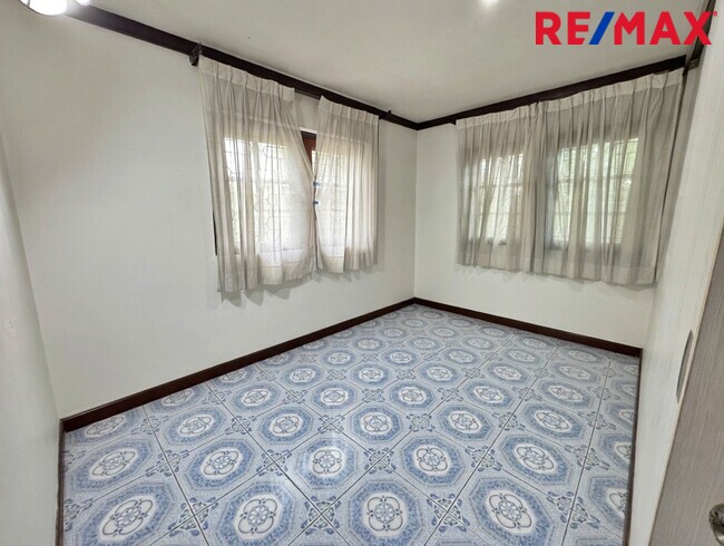 ขายบ้านเดี่ยวเมืองเอก รังสิต 94 ตร.ว. ใกล้ ม.รังสิต และรถไฟฟ้าหลักหก โครงสร้างแข็งแรง ราคาถูกที่สุดในย่าน!