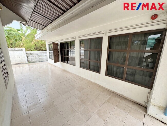 ขายบ้านเดี่ยวเมืองเอก รังสิต 94 ตร.ว. ใกล้ ม.รังสิต และรถไฟฟ้าหลักหก โครงสร้างแข็งแรง ราคาถูกที่สุดในย่าน!