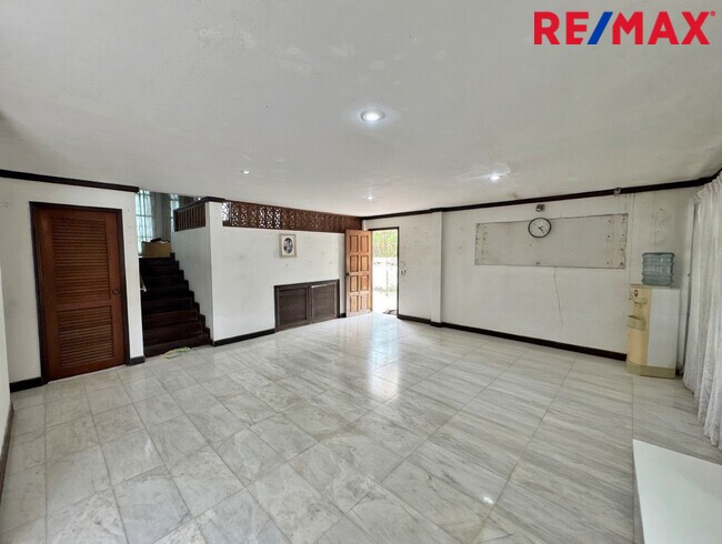 ขายบ้านเดี่ยวเมืองเอก รังสิต 94 ตร.ว. ใกล้ ม.รังสิต และรถไฟฟ้าหลักหก โครงสร้างแข็งแรง ราคาถูกที่สุดในย่าน!