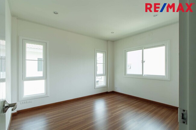 ขายบ้านเดี่ยว หมู่บ้านศุภาลัย ไพรด์ ประชาอุทิศ (Supalai Pride Prachauthit) ถนนเมน กว้าง 12 เมตร