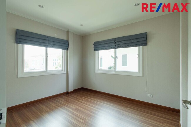 ขายบ้านเดี่ยว หมู่บ้านศุภาลัย ไพรด์ ประชาอุทิศ (Supalai Pride Prachauthit) ถนนเมน กว้าง 12 เมตร