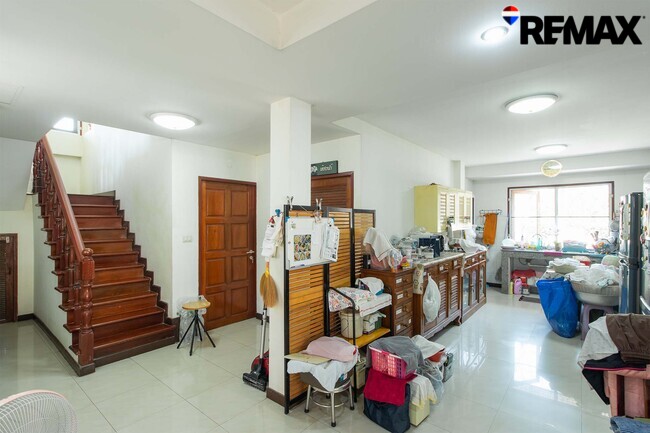 ขายบ้านพร้อมที่ดิน 200 ตร.ว. ถนนอุทยาน-พุทธมณฑล บ้านเดี่ยวหลังใหญ่ 4 นอน ใกล้ ม.มหิดล-ศาลายา