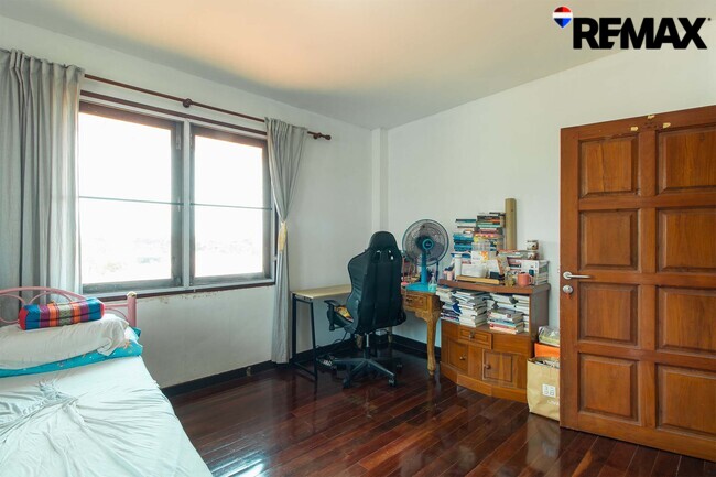 ขายบ้านพร้อมที่ดิน 200 ตร.ว. ถนนอุทยาน-พุทธมณฑล บ้านเดี่ยวหลังใหญ่ 4 นอน ใกล้ ม.มหิดล-ศาลายา