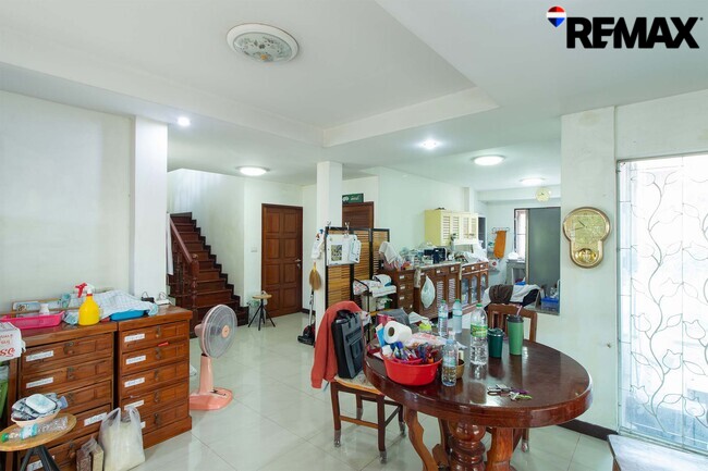 ขายบ้านพร้อมที่ดิน 200 ตร.ว. ถนนอุทยาน-พุทธมณฑล บ้านเดี่ยวหลังใหญ่ 4 นอน ใกล้ ม.มหิดล-ศาลายา