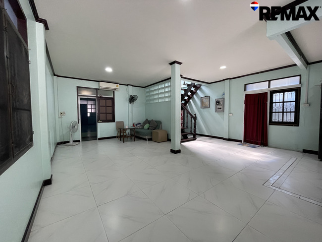 บ้านเดี่ยว 2 ชั้น พื้นที่ 50 ตร.ว. รีโนเวทใหม่ทั้งหลัง พร้อมอยู่ ทำเลศักยภาพย่านอ่อนนุช-ศรีนครินทร์ ใกล้ MRT สายสีเหลือง เหมาะสำหรับครอบครัวใหญ่