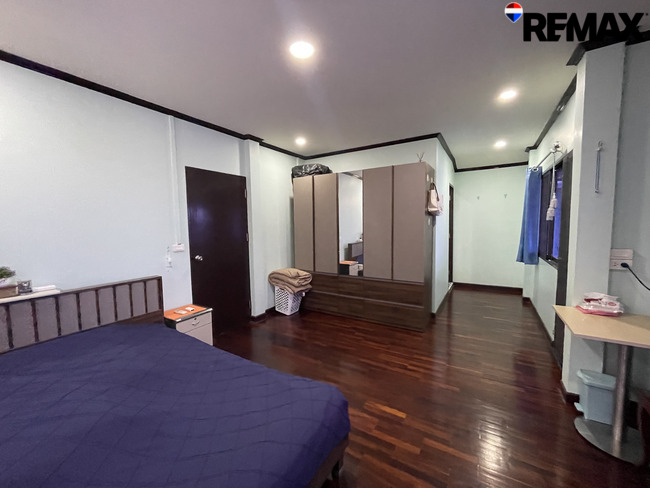 บ้านเดี่ยว 2 ชั้น พื้นที่ 50 ตร.ว. รีโนเวทใหม่ทั้งหลัง พร้อมอยู่ ทำเลศักยภาพย่านอ่อนนุช-ศรีนครินทร์ ใกล้ MRT สายสีเหลือง เหมาะสำหรับครอบครัวใหญ่