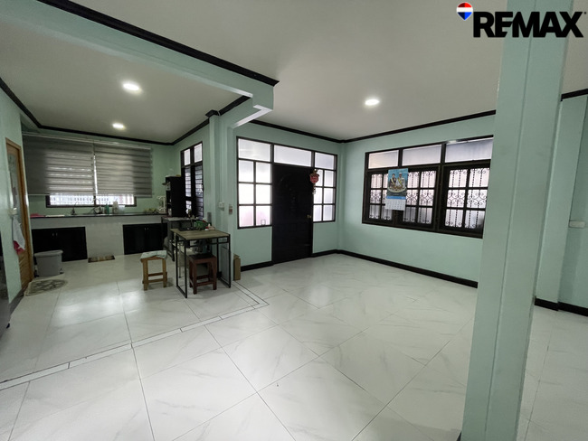 บ้านเดี่ยว 2 ชั้น พื้นที่ 50 ตร.ว. รีโนเวทใหม่ทั้งหลัง พร้อมอยู่ ทำเลศักยภาพย่านอ่อนนุช-ศรีนครินทร์ ใกล้ MRT สายสีเหลือง เหมาะสำหรับครอบครัวใหญ่
