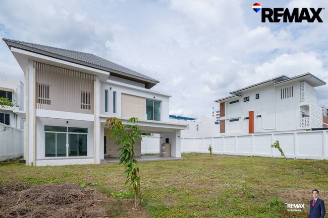 บ้านเดี่ยว พัฒนาการ แปลงใหญ่! Pattanakarn, 239 ตร.วา สั่งสร้างใหม่!! หลังมุม ใหญ่ XL ! มีพื้นที่สวนส่วนตัว 4 ห้องนอน [ ทุกห้องนอนมีห้องน้ำในตัว ]