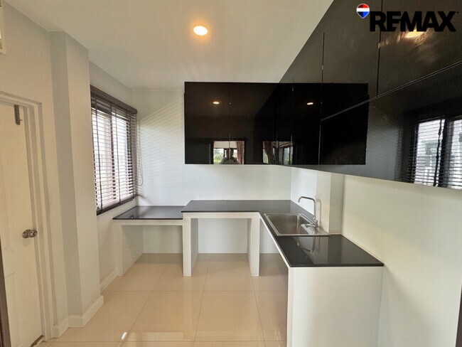 ขายบ้านเดี่ยวแปลงมุม หลังใหญ่ที่สุดในโครงการ! Centro ราชพฤกษ์–สวนผัก (5 นอน 342 ตร.ม.) ใกล้ทางด่วนศรีรัช แค่ 5 นาที