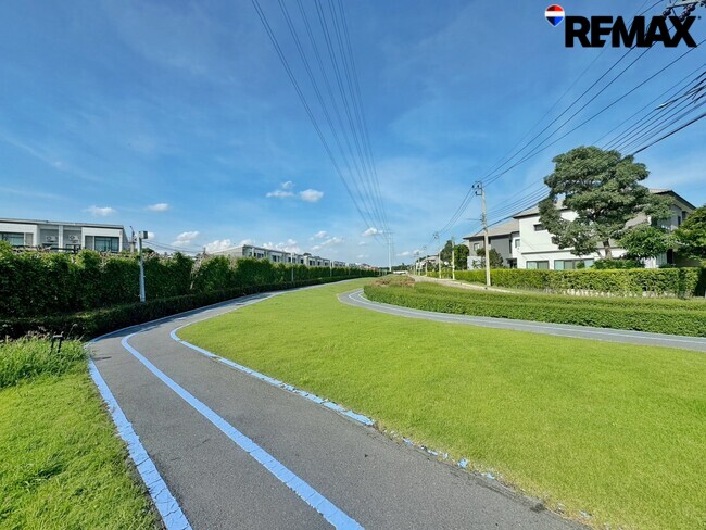 ขายบ้านเดี่ยวแปลงมุม หลังใหญ่ที่สุดในโครงการ! Centro ราชพฤกษ์–สวนผัก (5 นอน 342 ตร.ม.) ใกล้ทางด่วนศรีรัช แค่ 5 นาที