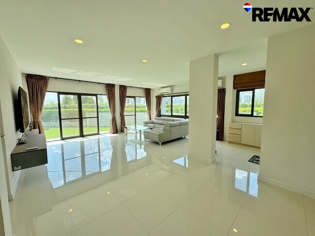 ขายบ้านเดี่ยวแปลงมุม หลังใหญ่ที่สุดในโครงการ! Centro ราชพฤกษ์–สวนผัก (5 นอน 342 ตร.ม.) ใกล้ทางด่วนศรีรัช แค่ 5 นาที