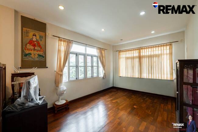 (มาใหม่! ) วรารมย์ ประชาอุทิศ 98, ราคาดีที่สุดในโครงการ!! 76 ตร.วา 229 ตร.ม. 3 ห้องนอน 3 ห้องน้ำ 2 ที่จอดรถ สภาพในบ้าน สบายสวย! ครัว Built ได้ลงตัว