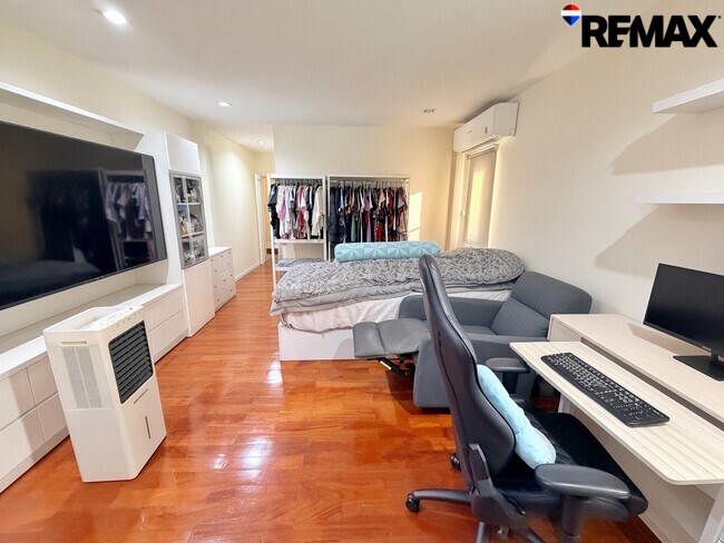 ขายบ้าน ดิ เอสทาน่า พระราม 5 (The Estana Rama 5) นครอินทร์ บ้านสร้างเอง 2 ชั้น บนที่ดิน 121 ตร.ว. | 424 ตร.ม. | 5 ห้องนอน 5 ห้องน้ำ | จอดรถ 8 คัน ใกล้วงเวียนพระราม 5