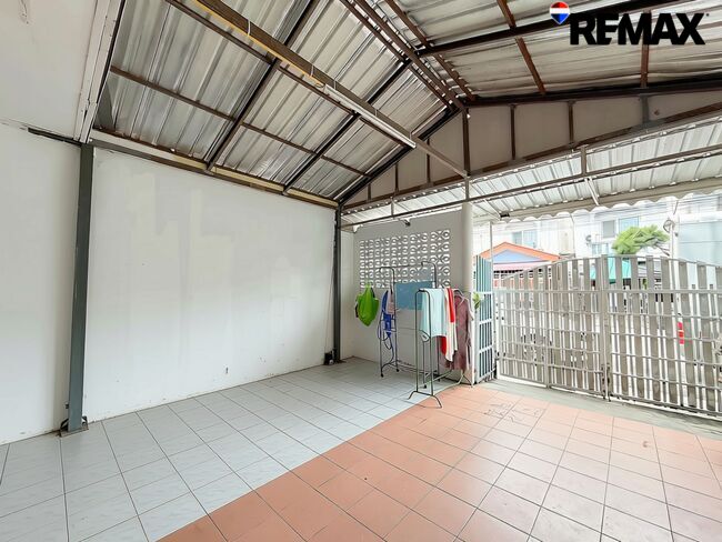 หมู่บ้านพิบูลย์ทรัพย์17 ซอยเชื่อมสัมพันธ์23 บ้านชั้นเดียวพื้นที่ 22 ตารางวา ใกล้มหาลัยฯ มหานคร เชื่อมต่อสุวินทวงศ์ ลาดกระบัง และมีนบุรี