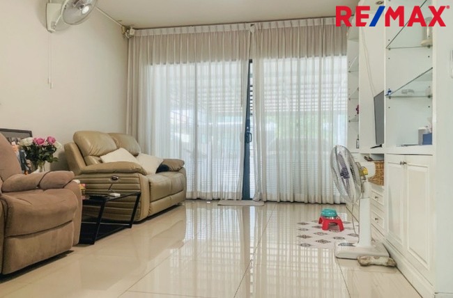 ขาย/เช่า ทาวน์โฮม 3ชั้น โครงการเฌอคูนสาทร-ราชพฤกษ์เนื้อที่กว้าง 21.4 ตรว.พื้นที่ใช้สอย 168 ตรม ฟังก์ชั่น 2นอน 1ห้องทำงาน 3ห้องน้ำ 2ที่จอดรถแถมฟรีเครื่องปรับอากาศ เครื่องทำน้ำอุ่นพร้อมเข้าอยู่