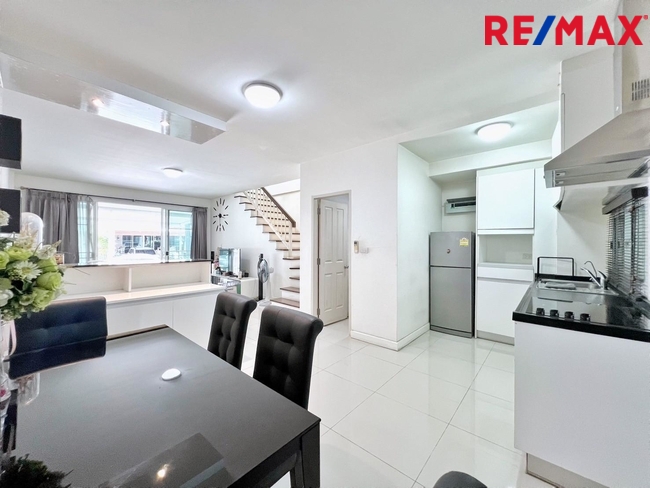 ขายทาวน์โฮม 3 ชั้น โครงการ Town Avenue พระราม 9 (กรุงเทพกรีฑา ซอย 7) ใกล้โรงเรียนนานาชาติเวลลิงตัน และ โรงเรียนนานาชาติไบรท์ตัน คอลเลจ