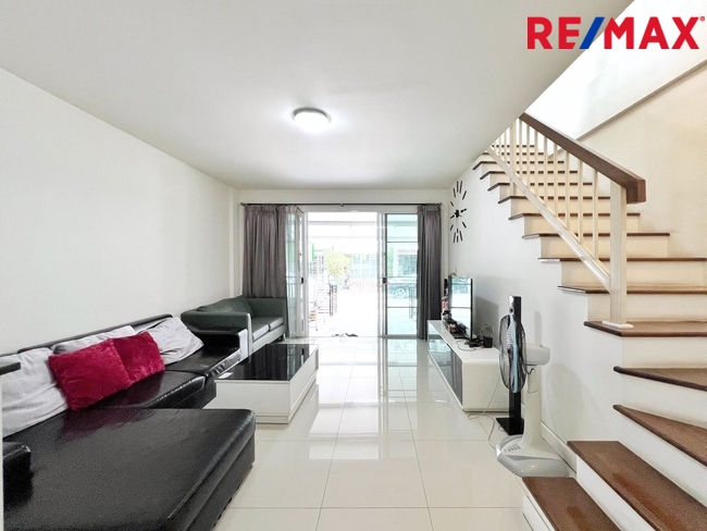 ขายทาวน์โฮม 3 ชั้น โครงการ Town Avenue พระราม 9 (กรุงเทพกรีฑา ซอย 7) ใกล้โรงเรียนนานาชาติเวลลิงตัน และ โรงเรียนนานาชาติไบรท์ตัน คอลเลจ