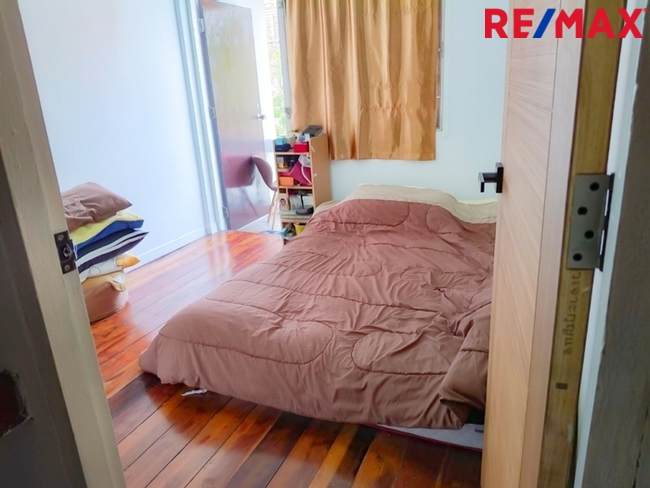 หมู่บ้านปั้นทอง 3 ซอยลาดปลาเค้า 78 ใกล้ตลาดลาดปลาเค้า ใกล้รถไฟฟ้าสถานีลาดปลาเค้า (สายสีชมพู)