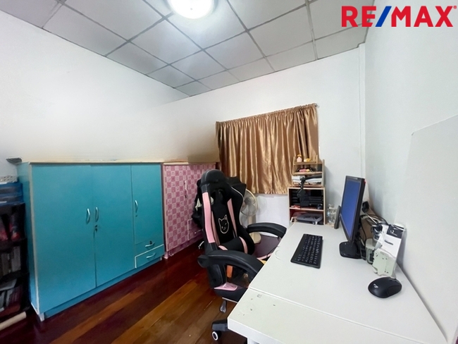 หมู่บ้านปั้นทอง 3 ซอยลาดปลาเค้า 78 ใกล้ตลาดลาดปลาเค้า ใกล้รถไฟฟ้าสถานีลาดปลาเค้า (สายสีชมพู)