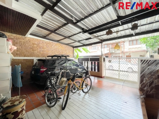 หมู่บ้านปั้นทอง 3 ซอยลาดปลาเค้า 78 ใกล้ตลาดลาดปลาเค้า ใกล้รถไฟฟ้าสถานีลาดปลาเค้า (สายสีชมพู)